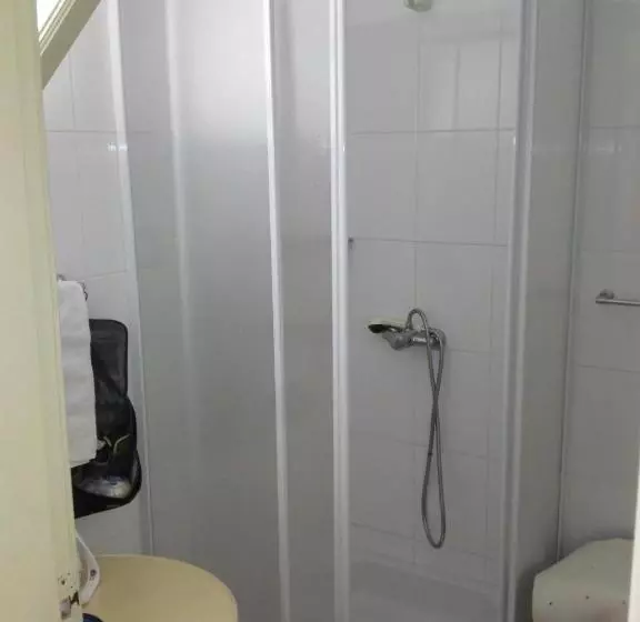 اتاق استاندارد یک نفره, Pensao Residencial Vila Teresinha