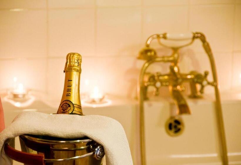 デラックススイート, Albright Hussey Manor