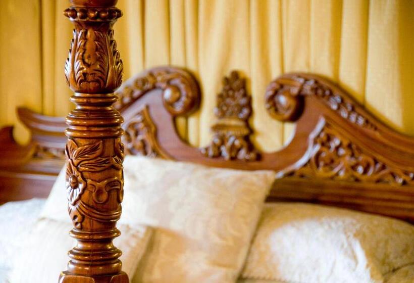 デラックススイート, Albright Hussey Manor