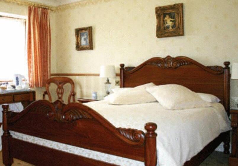 エクゼクティブルーム, Albright Hussey Manor