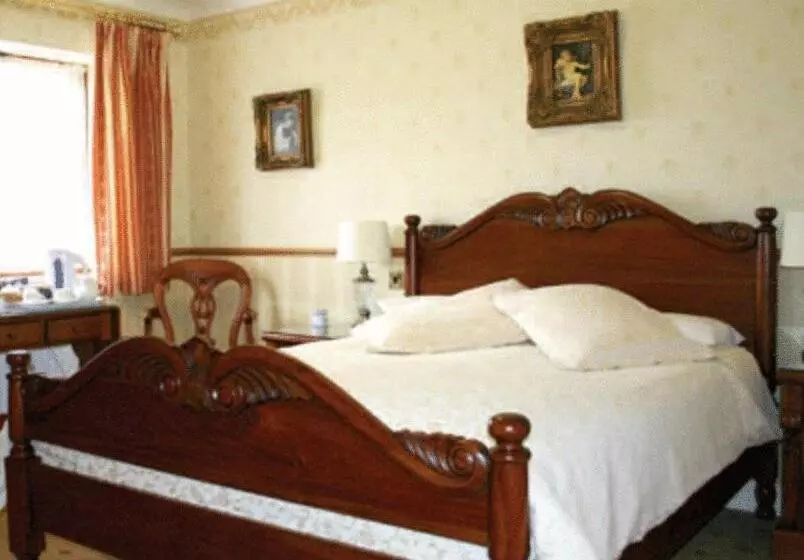 エクゼクティブルーム, Albright Hussey Manor