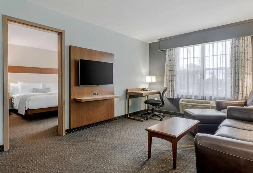 מיטת קינג בסוויטה, Best Western Plus Woodstock Hotel Conference Centre