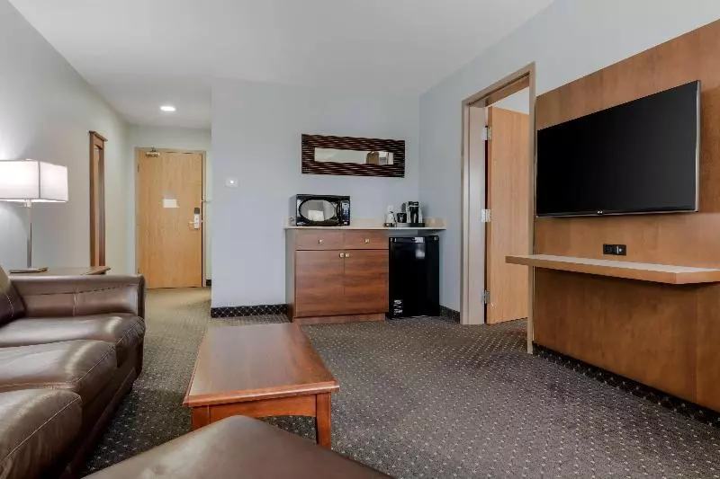 キングサイズベッドのスイートルーム, Best Western Plus Woodstock Hotel Conference Centre