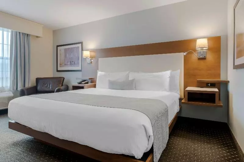 キングサイズベッドのスイートルーム, Best Western Plus Woodstock Hotel Conference Centre