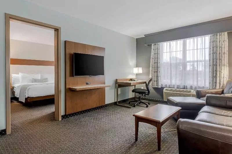 キングサイズベッドのスイートルーム, Best Western Plus Woodstock Hotel Conference Centre