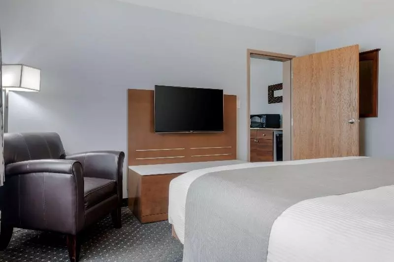 キングサイズベッドのスイートルーム, Best Western Plus Woodstock Hotel Conference Centre