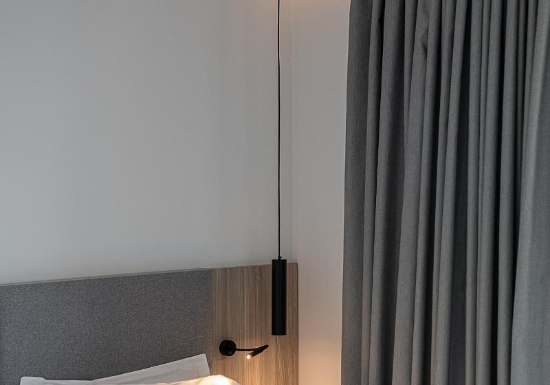 חדר סטנדרט, The Grand Burstin