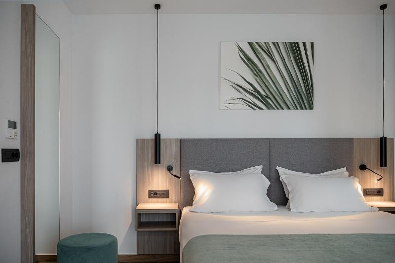 חדר סטנדרט, The Grand Burstin