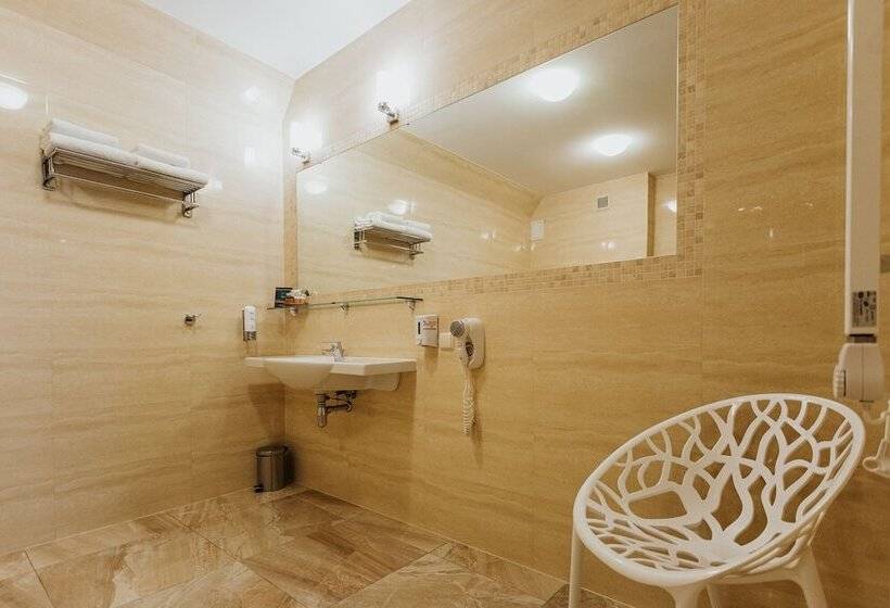 デラックスルーム, Jan