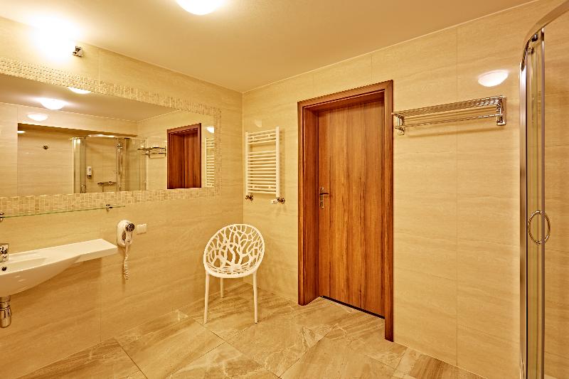 デラックスルーム, Jan