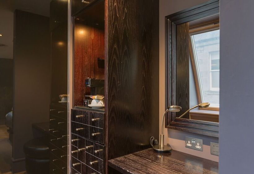 غرفة سوبيريور, Le Monde