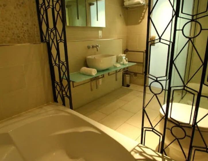 جناح جونيور, Le Monde