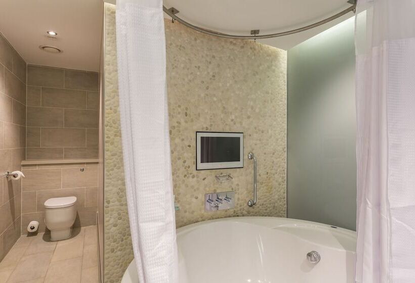 جناح جونيور, Le Monde