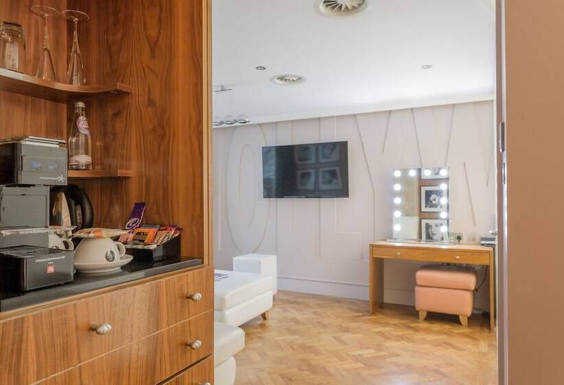 جناح جونيور, Le Monde