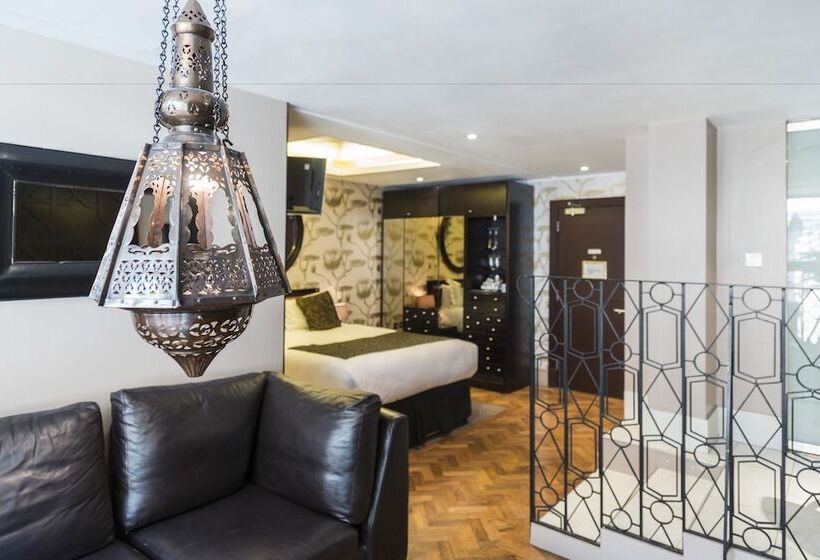 جناح جونيور, Le Monde