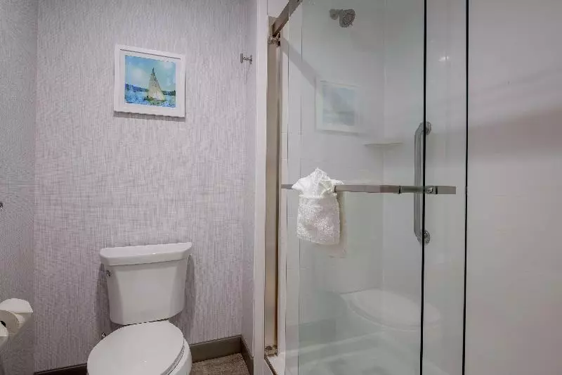 キングサイズベッドのスタンダードルーム, Mövenpick Hotel Frankfurt City Messe