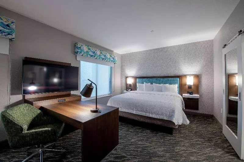 キングサイズベッドのスタンダードルーム, Mövenpick Hotel Frankfurt City Messe