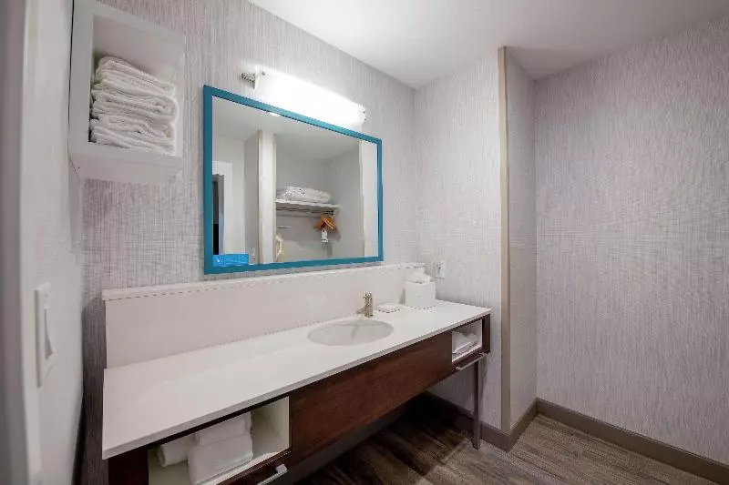 キングサイズベッドのスタンダードルーム, Mövenpick Hotel Frankfurt City Messe