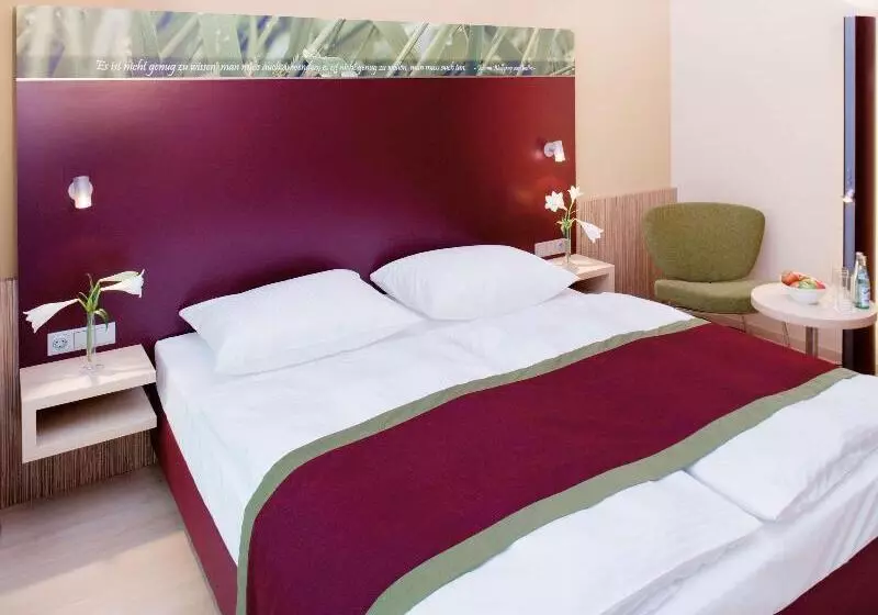 キングサイズベッドのスタンダードルーム, Mövenpick Hotel Frankfurt City Messe