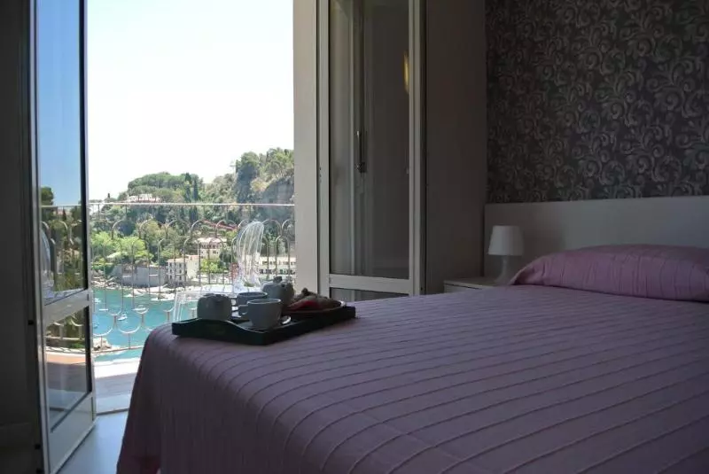 キングサイズベッドのスタンダードルーム, Mövenpick Hotel Frankfurt City Messe