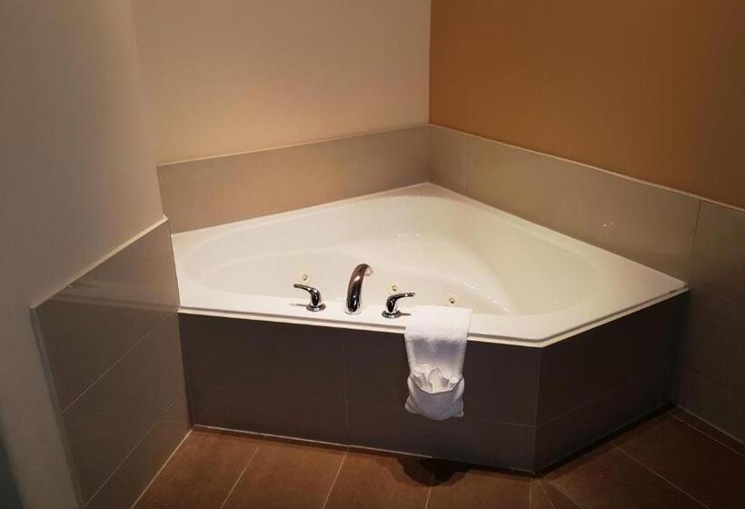 标准间带漩涡浴缸, Quality Inn Airport