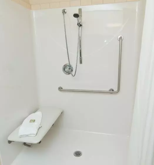 اتاق استاندارد برای معلولان, Quality Inn Airport
