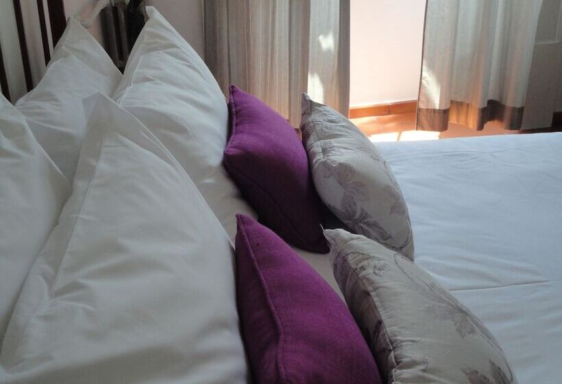 سوییت, Solar De Monfalim