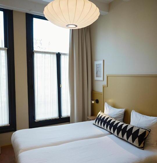 غرفة قياسية ذات إطلالة, The Times