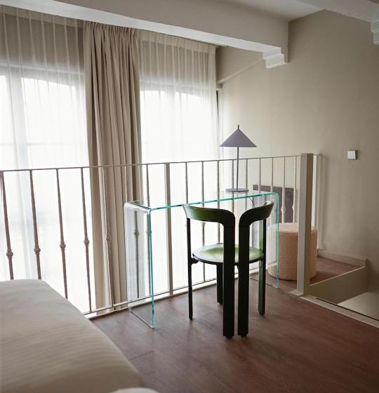 غرفة ديلوكس رباعية, The Times