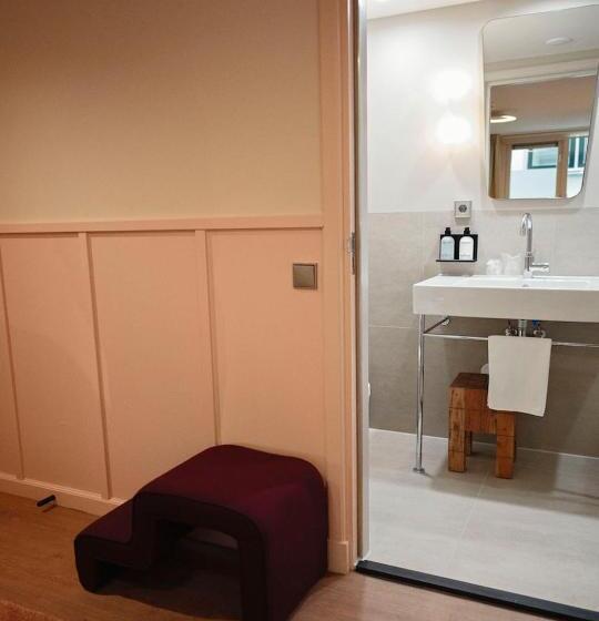 غرفة قياسية, The Times