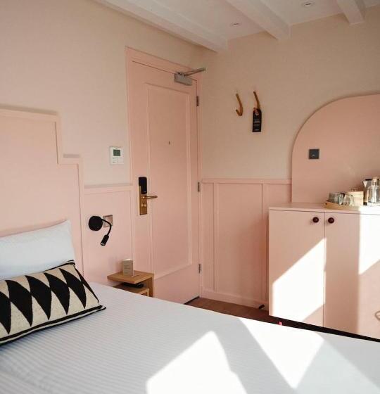 غرفة قياسية, The Times