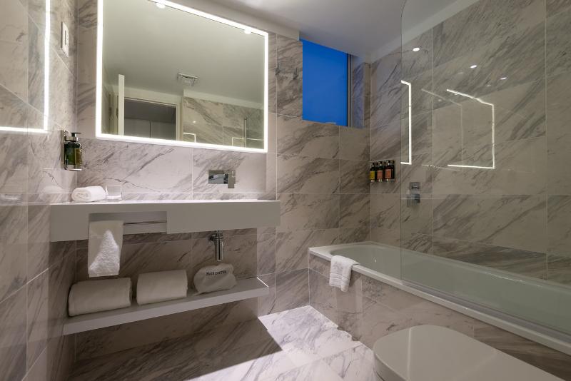 חדר סופריור, 45 By Director