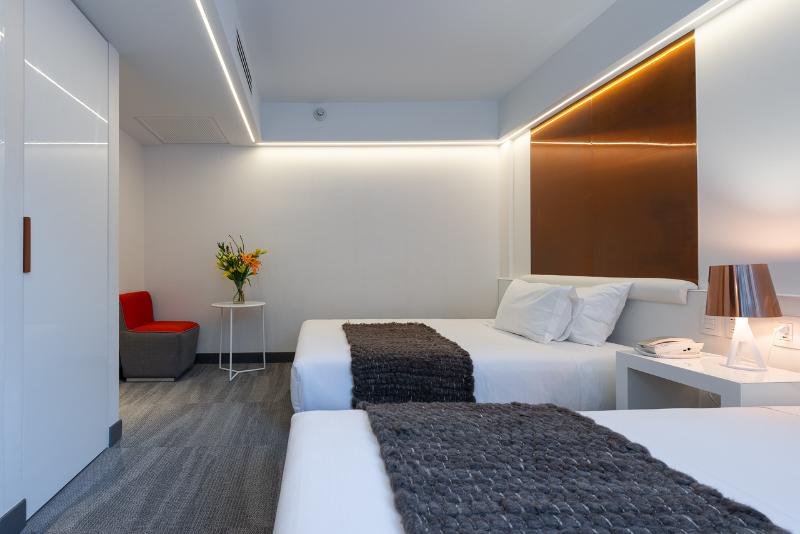 חדר סופריור, 45 By Director