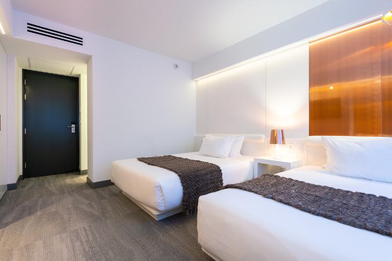 חדר סופריור, 45 By Director