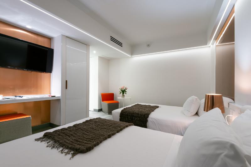 חדר סופריור, 45 By Director