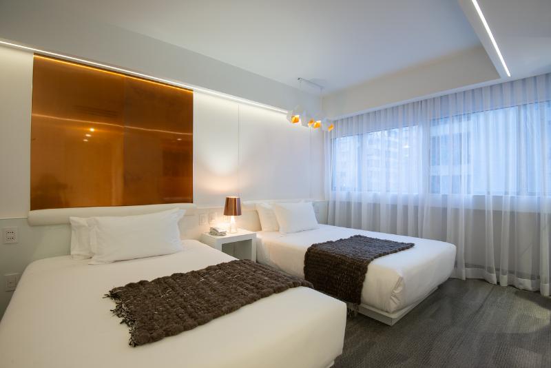 חדר סופריור, 45 By Director