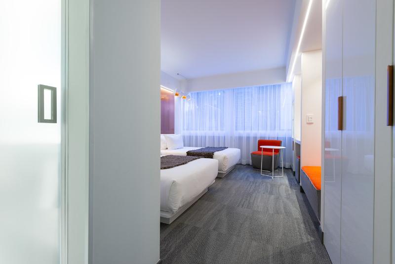 חדר סופריור, 45 By Director