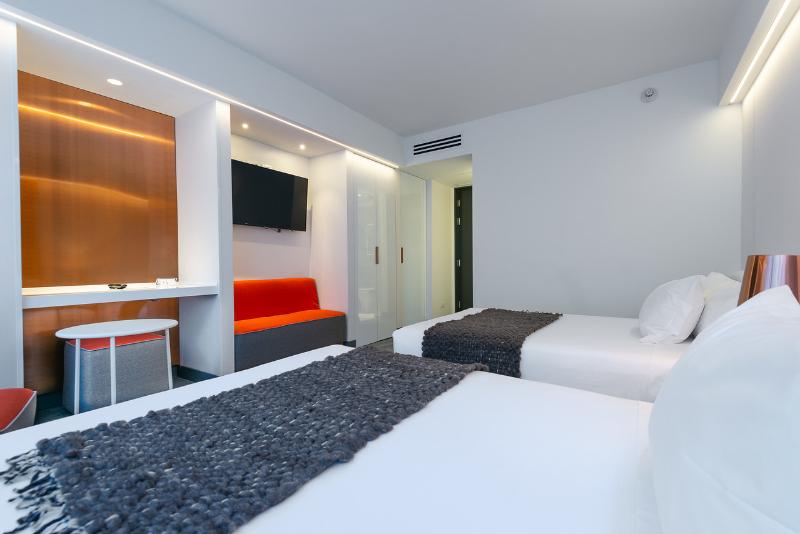 חדר סופריור, 45 By Director