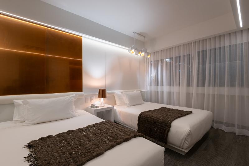 חדר סופריור, 45 By Director