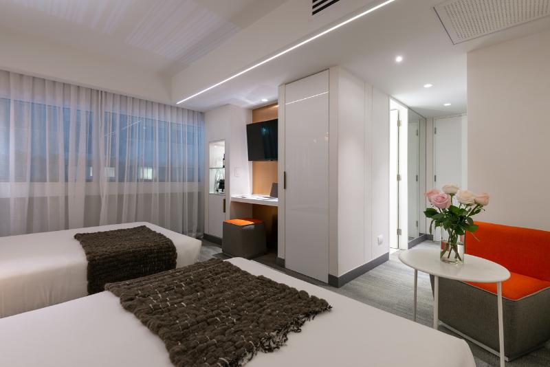 חדר סופריור, 45 By Director