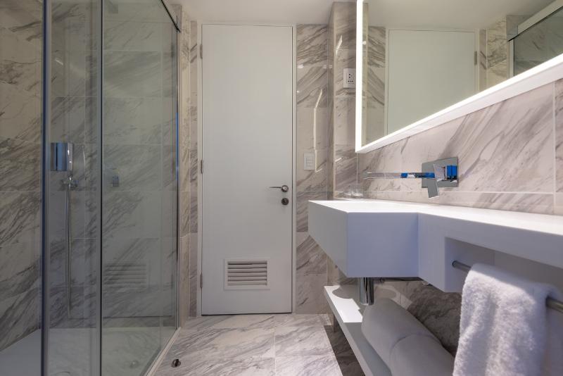 חדר סופריור, 45 By Director