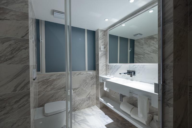 חדר סופריור, 45 By Director