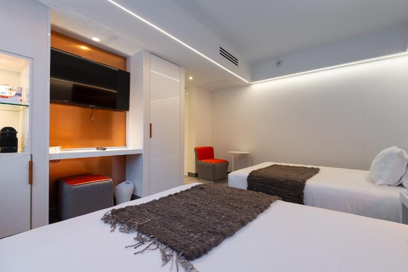 חדר סופריור, 45 By Director