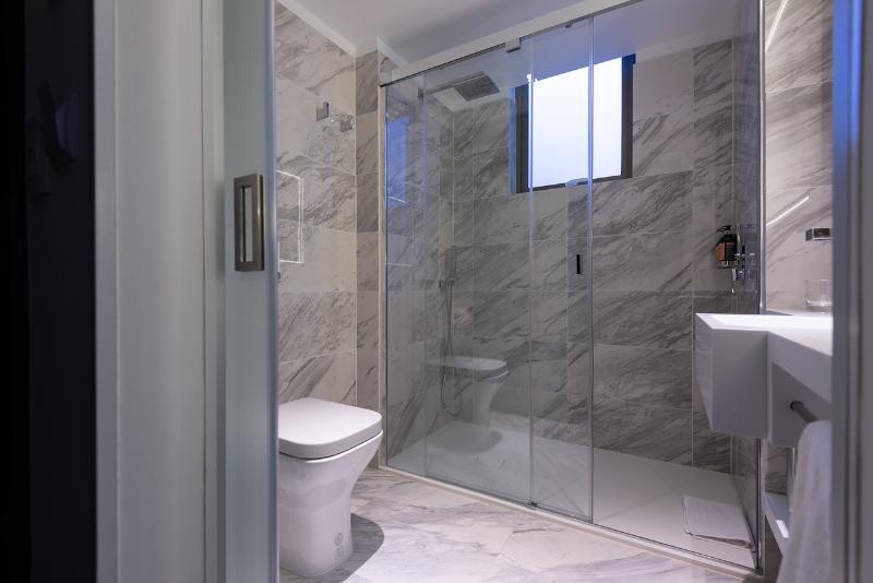 חדר סופריור, 45 By Director