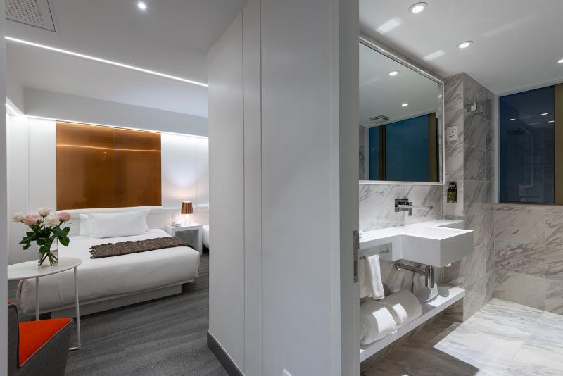 חדר סופריור, 45 By Director