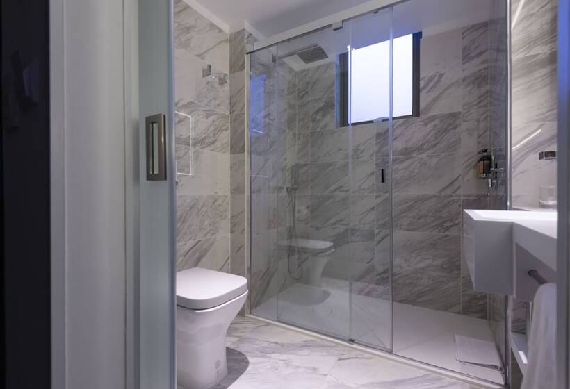 חדר סופריור, 45 By Director