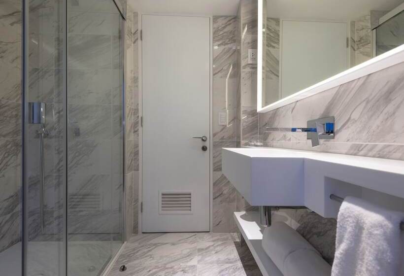 חדר סופריור, 45 By Director