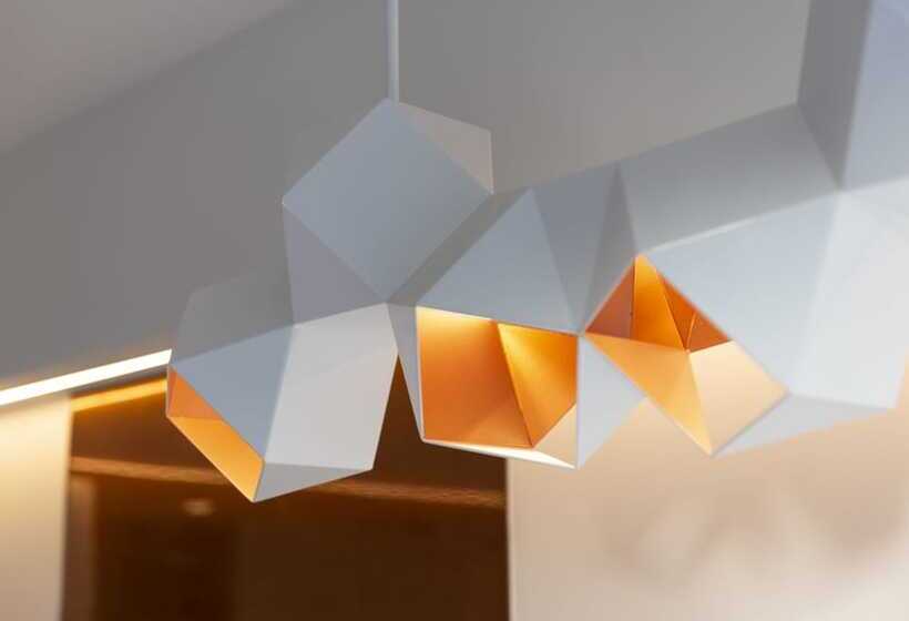 חדר סופריור, 45 By Director