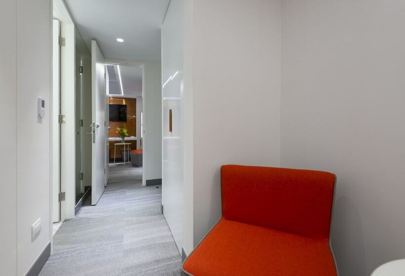 חדר סופריור, 45 By Director