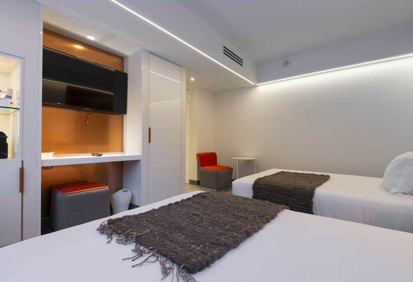 חדר סופריור, 45 By Director